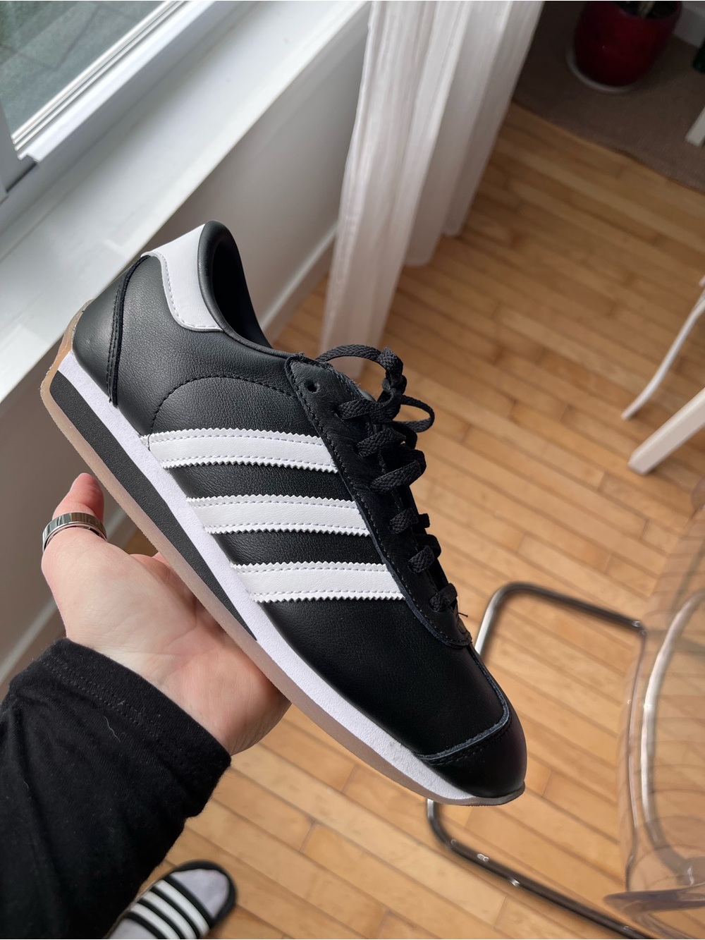 adidas Black and White Retro Sneaker men’s 7/women’s ~8.5